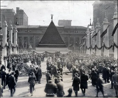 En mai 1919, une grande fête est organisée à New York pour célébrer la victoire américaine lors de la Première Guerre mondiale. Une pyramide est construite avec des casques de soldats morts : de quelle nationalité étaient-ils ?
(indice : leur nation est celle qui surnommera le traité de Versailles comme un "Diktat")