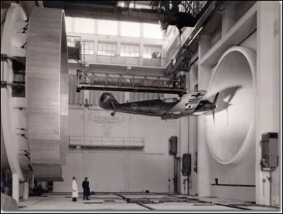 Lorsqu'il n'y avait pas encore d'ordinateurs aux logiciels avancés, quel mécanisme les militaires utilisaient-ils pour vérifier la bonne marche d'un avion ?