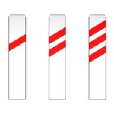 Si sur la route une balise vous indique une intersection et est peinte de deux traits horizontaux, dans combien de mètres rencontrerez-vous cette intersection ?