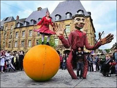 Quel festival mondial, qui se déroule en son chef-lieu, est un incontournable ?