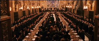 L'incident des devoirs identiques est finalement réglé. Le cours se termine, c'est l'heure du déjeuner, tu vas dans la grande salle pour manger. Où t'assoies-tu ?