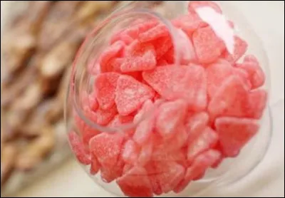 Où peut-on déguster ce joli bonbon rose, succulent et parfumé à partir d'un confit de pétales de roses ?