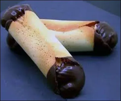 Quel est le nom de ce petit four, pâte à cigarette roulée et fourrée de mousseline pralinée, fermée aux extrémités par du chocolat noir ?