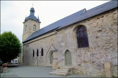 Voici l'église Saint-Pierre de Caulnes. Ville bretonne, dans l'agglomération Dinannaise, elle se situe dans le département ...