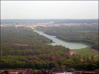 Sur la photo ci-dessous vous pouvez voir le Grand Canal de Versailles.