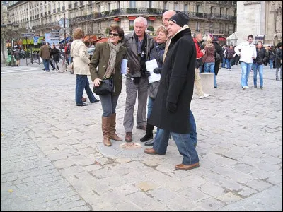 Si l'on récapitule : + 12 millions de visiteurs, moins de 2 m de large, une étoile dorée en mon centre...