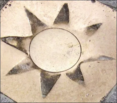 Mais c'est finalement en 1924 que je trouve mon aspect actuel. En mon centre se trouve donc une étoile. Mais laquelle ?