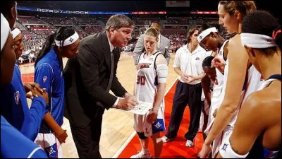 C'est Bill Laimbeer, la légende de la franchise NBA des Pistons de Détroit, qui détient le record du nombre de trophées "entraîneur de l'année" gagnés en WNBA.