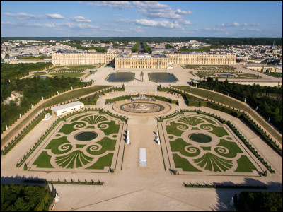 Quel est le nom de cet immense château qui a été la demeure de plusieurs rois de France ?