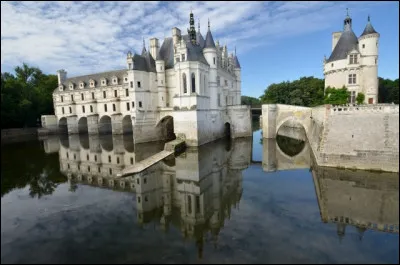 Comment s'appelle ce château se trouvant au-dessus de la rivière Cher ?