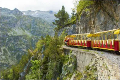 Pour terminer je vous emmène faire une balade dans le train le plus haut d'Europe. À proximité de la frontière espagnole il vous emmène voir les merveilles de cette vallée glaciaire et le Pic du Midi d'Ossau (2887 m). Quel est petit train qui grimpe à flanc de montagne depuis 1932 ?