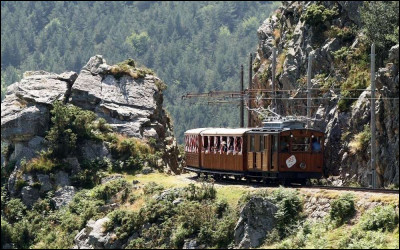 Au cœur d'une des plus célèbres montagnes du Pays Basque, ce petit train à crémaillère conduit les passagers au sommet en 30 minutes. Quel est son nom ?