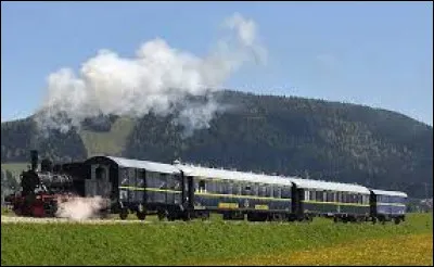 Sur l'ancienne voie ferrée franco-suisse, le train serpente parmi les forêts de sapins qui composent le Haut-Doubs. On peut également y déguster des plats typiques de Franche-Comté. C'est...