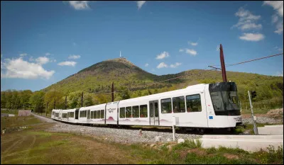 Celui-ci est électrique et dépose ses passagers en 15 minutes au sommet du Puy-de-Dôme, depuis 2012. C'est...