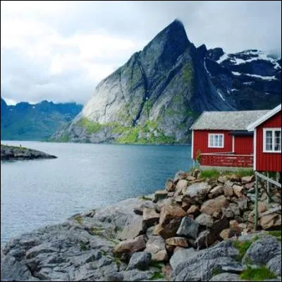 Quel pays nordique est surnomm&eacute; le "Pays des mille lacs" ?