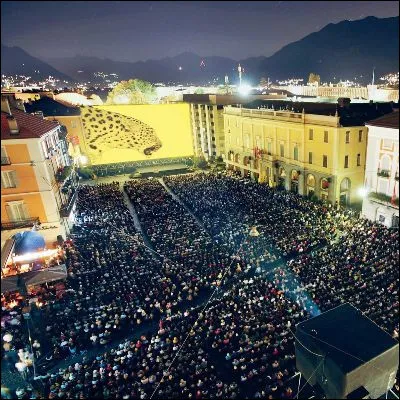 Quel festival cin&eacute;matographique se d&eacute;roule principalement sur la Piazza Grande ?