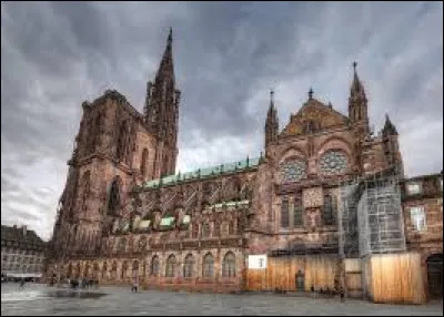 Avec ses 142 mètres de hauteur, quelle cathédrale a été le plus haut édifice au monde pendant plus de deux siècles (de 1647 à 1874) ?