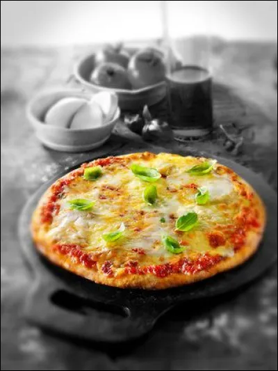 Quelle herbe aromatique, synonyme de marjolaine, est indispensable à la recette de la pizza napolitaine ?