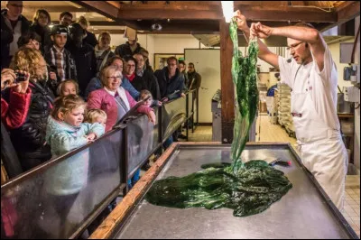 Les bonbons attirent les touristes, 100 000 personnes environ visitent la confiserie Bressaude qui se trouve à La Bresse dans...