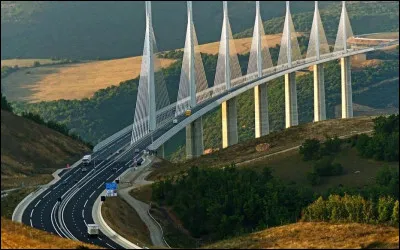 L'aire du Viaduc de Millau reçoit plus de 300 000 visiteurs par an. Des visites guidées de cet ouvrage exceptionnel sont proposées tout au long de l'année. Quelle est la hauteur de la pile la plus haute ?