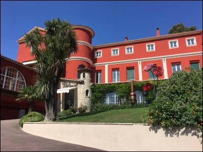 Les parfumeries ont la cote. Celle de Molinard, à Grasse, reçoit 300 000 visiteurs par an. On visite l'ancienne usine, l'atelier de conditionnement et un petit musée qui contient...