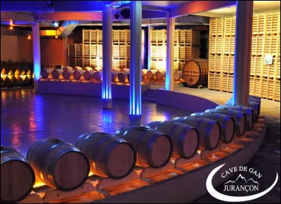 230 000 personnes environ visitent la cave de Gan Jurançon, visite qui se termine par une dégustation de ce vin blanc sec ou moelleux délicieux. Où se situe la cave ?