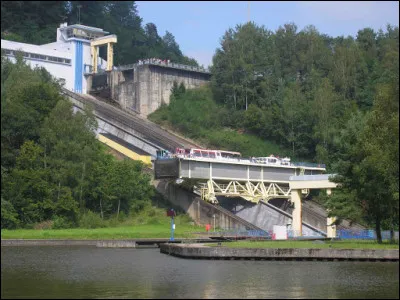 Environ 110 000 personnes visitent le site du plan incliné d'Arzviller, sorte d'ascenseur à bateaux situé sur le canal de la Marne au Rhin. Dans quel département se trouve-t-il ?