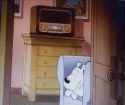 Alors que la radio annonce un vol au musée, que fait Tintin à ce moment-là  ?