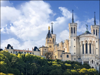Où peut-on admirer la basilique Notre-Dame de Fourvière, qui domine sa ville depuis le XIXe siècle ?