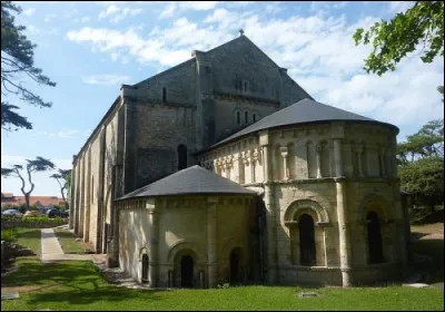 C'est à Soulac, près de Bordeaux que nous admirons cette basilique, inscrite au patrimoine mondial de l'UNESCO, quel nom porte-t-elle ?