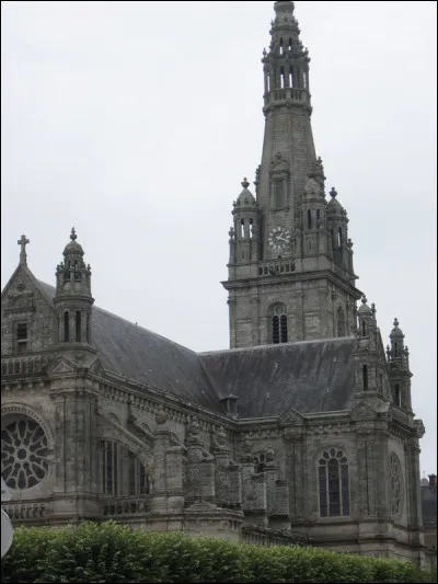 C'est dans une petite ville du Morbihan que nous allons découvrir cette sympathique basilique de style néogothique :