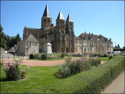 Dans quel département pourrons-nous visiter la basilique du Sacré-Cur de Paray-le-Monial, église romane, fleuron de l'art bourguignon ?
