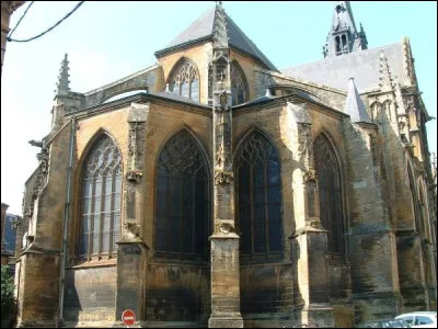 La basilique Notre-Dame-d'Espérance de Charleville Mézières est un édifice de style gothique aux vitraux modernes, lui aussi classé "monument historique". Où irons-nous la visiter ?