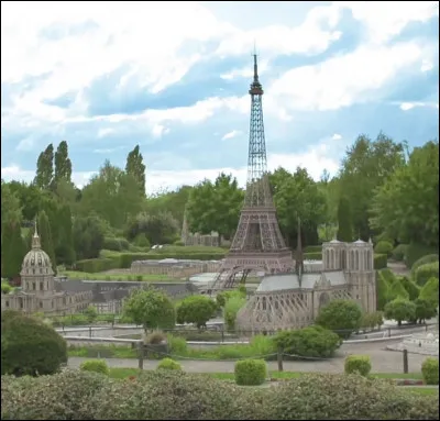 Comment s'appelle ce parc où tous les monuments français ont rétréci ?