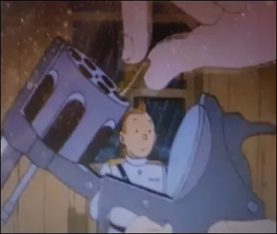 Combien de balles le ravisseur met-il dans son revolver lorsqu'il tente de faire parler Tintin ?