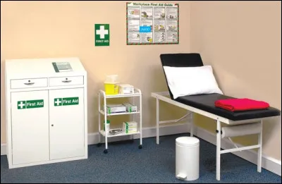 En cas de bobos, cette petite salle est disponible. Aucun personnel en milieu paramédical et médical n'est présent car ses assistants et le père Noël sont formés aux premiers secours. Comment nomme-t-on cette salle ?