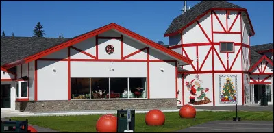 Pour débuter, il vous propose de visiter sa maison. Combien voyez-vous de père Noël ?