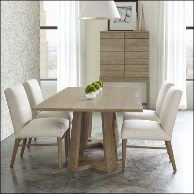 Pour déguster les plats, direction la salle à manger. Combien apercevez-vous de chaises ?