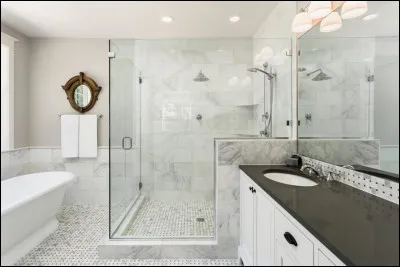 Montons à l'étage pour voir cette première pièce qui est la salle de bains. Quelle est la couleur de la baignoire ?