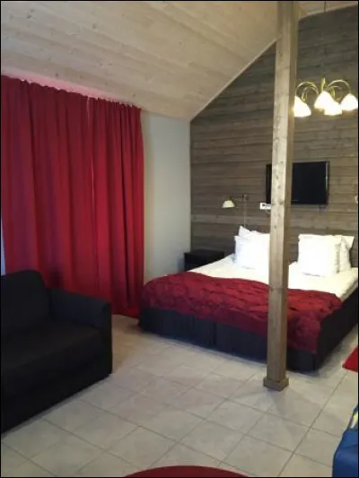 C'est là que papa Noël se repose quand il n'est pas en mission de livraison de cadeaux. Quelle est la couleur des rideaux ?