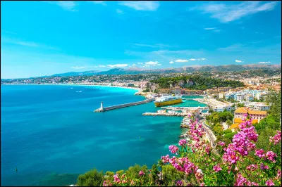 Lors d'un séjour à Nice, nous pouvons profiter d'une belle balade en cheminant face à la mer, nommée "La promenade des Anglais". Mais où donc se situe Nice ?