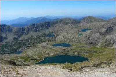 La vallée des Merveilles, dans le Mercantour, est célèbre pour...