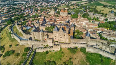 Passons maintenant à Carcassonne, ville très célèbre grâce à son château mais aussi grâce à...