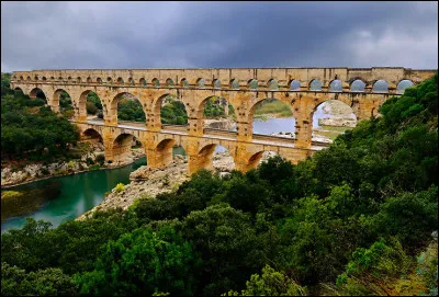 Le pont du Gard se trouve dans le Gard, oui, mais près de quelle ville exactement ?