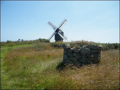 Les moulins de Run Glaz et Karaes sont les rescapés, avec quelques autres, d'une centaine de petits moulins qui existaient encore au 19e siècle, ils servaient à pallier l'insuffisance des grands moulins sur l'île d'Ouessant !