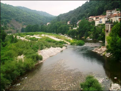 Quel cours d'eau traverse la ville de Vals-les-Bains avant de se jeter, quelques kilomètres en aval, dans l'Ardèche ?