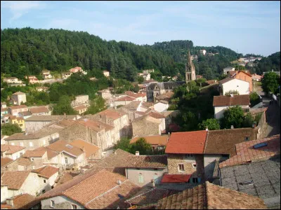 Comme son nom l'indique, quelle activité a fait connaître Vals-les-Bains dans toute la France et en a fait une destination touristique prisée dès le dix-septième siècle ?