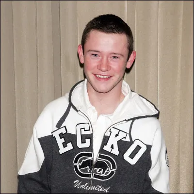 Quel personnage est joué par Devon Murray ?