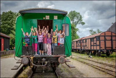 Particularité : on accède à ce musée uniquement par/en/à ...