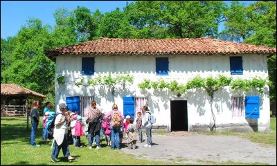 La maison que vous voyez ici [...] et elle était celle d'un/du [...]